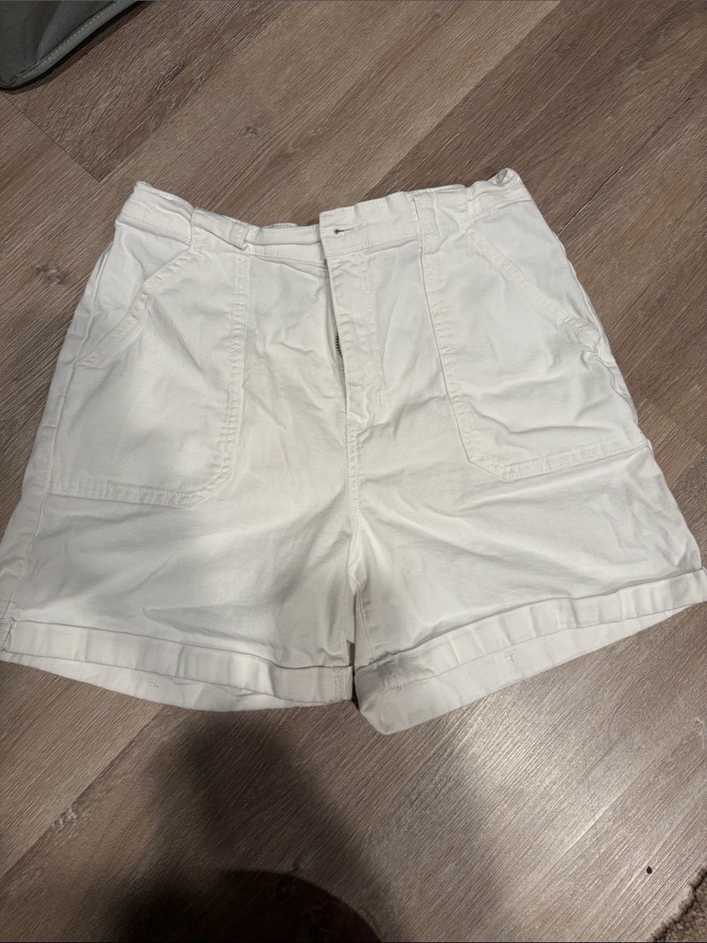 Gloria Vanderbilt White Cotton Bermuda Shorts with Cuffed Hem
